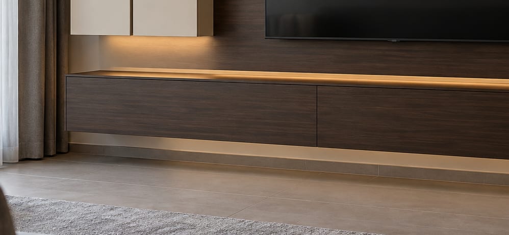 TV ünitesinin duvara asılı alt modülü ve panel boyunca uzanan gizli LED hattı